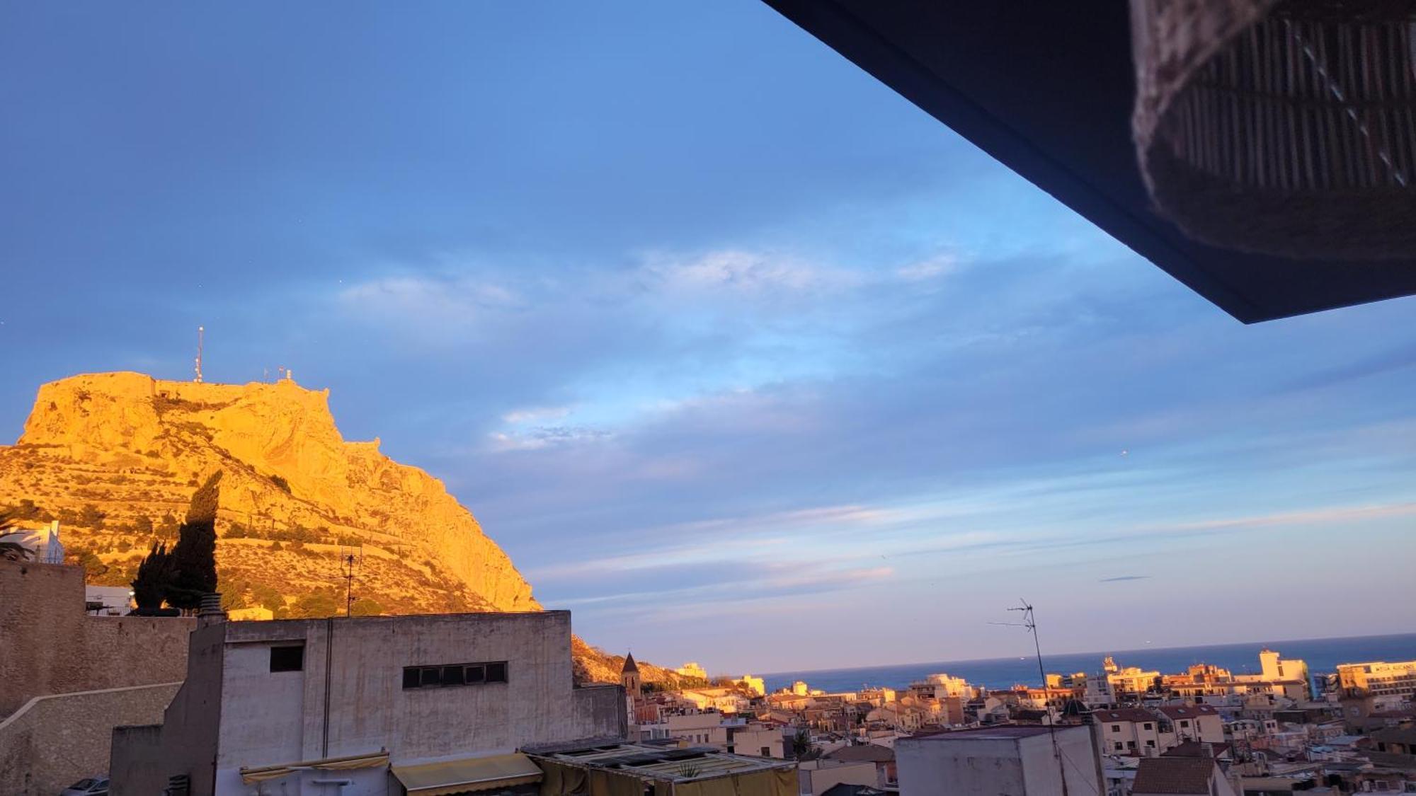 Corazon De Alicante Con Vistas Al Mar Y Al Castillo Zewnętrze zdjęcie